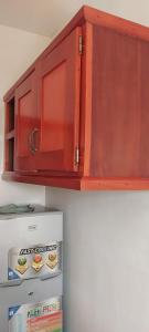 un armario rojo en la parte superior de una nevera en Lola Appartements 1 en Kribi