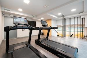 una palestra con due tapis roulant e tapis roulant di Klifowa Premium Resort with SPA, Fitness & Kids Club by Renters a Rewal