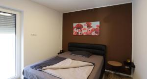 a bedroom with a bed and a painting on the wall at Heideglück in Walle