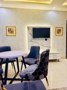 Televizorius ir (arba) pramogų centras apgyvendinimo įstaigoje Luxury 2-Bedroom Apartment Bahria town