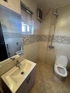 Kylpyhuone majoituspaikassa Luxury 2-Bedroom Apartment Bahria town