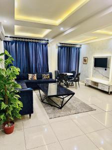 Oleskelutila majoituspaikassa Luxury 2-Bedroom Apartment Bahria town