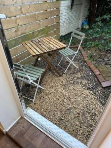 2 Stühle, ein Tisch, ein Tisch und Stühle in der Unterkunft Garden Apartment with free Parking and EV in Bristol