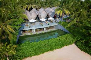 una vista aerea di un resort con piscina di InterContinental Phu Quoc Long Beach Resort by IHG a Phu Quoc