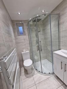 La salle de bains est pourvue d'une douche, de toilettes et d'un lavabo. dans l'établissement 2Philipot, à Eltham