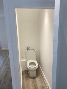 łazienka z toaletą z podwiniętą pokrywą w obiekcie 2Philipot w mieście Eltham
