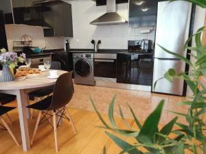 une cuisine avec une table et une salle à manger dans l'établissement Apartamento Baztan - Arraioz, à Arráyoz