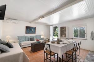 - un salon avec une table et un canapé dans l'établissement Quinta de Loubite - Jacarandá, à Lagoa