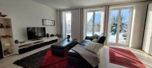 a living room with a couch and a television at Ferienwohnung Gartenblick mit Terrasse in Bad Abbach