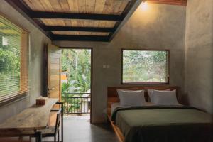 1 dormitorio con cama y ventana grande en Country side room northern UBUD, en Tegalalang