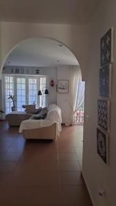 Un dormitorio con una cama y una sala de estar. en Costa Ballena Casa, pie playa y golf, en Costa Ballena