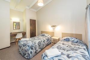Postel nebo postele na pokoji v ubytování Riverside Motel
