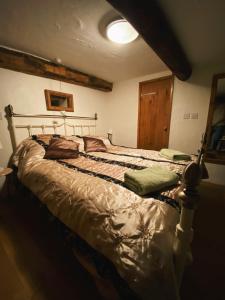 um quarto com uma cama grande num quarto em Idyllic Dartmoor Cottage em Postbridge