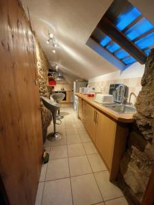 O bucătărie sau chicinetă la Idyllic Dartmoor Cottage