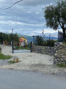 un portail avec une clôture et un mur en pierre dans l'établissement Sunrise Holiday Home, à Camogli