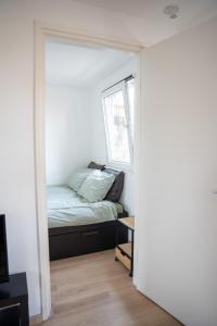 a bedroom with a bed and a window at Huisje Kerkepad in Gorredijk