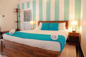 Cama ou camas em um quarto em The Nilambara Lake View