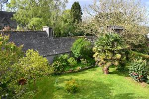 an image of a garden with trees and bushes at Jardin Madeleine in Morlaix