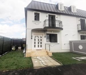 Residence TRL - Otopeni في أوتوبيني: بيت أبيض بسقف أسود