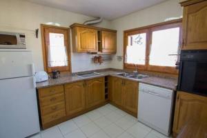 Kuchyňa alebo kuchynka v ubytovaní Casa amb jardí Alp + 7 fotografií