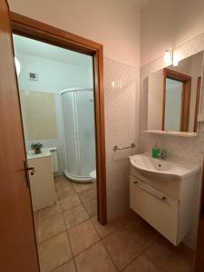 A bathroom at Casa Verde Country House Még 37 kép