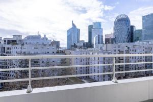 desde un balcón con vistas al perfil urbano en Star Of Life, en Courbevoie