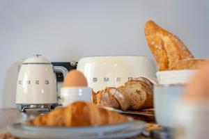 eine Theke mit Brot und zwei Kaffeetassen und einem Teller Brot in der Unterkunft 57 Bee OLD TOWN Lagos - house near beach & Marina in Lagos