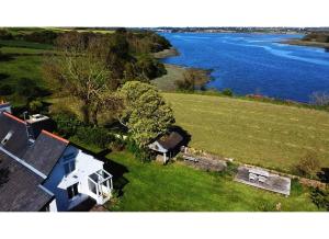 una vista aérea de una casa junto a un río en maison porz lec'h, en Pleudaniel
