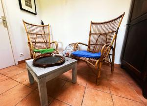 maison porz lec'h في Pleudaniel: كرسيين هزاز وطاولة في غرفة