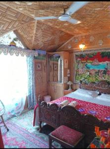 een slaapkamer met een groot bed en een schilderij aan de muur bij New Minar Group Of houseboats in Srinagar