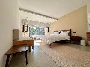 杭州Hangzhou XianQingShan Homestay Westlake的带一张大床和一扇窗户的卧室