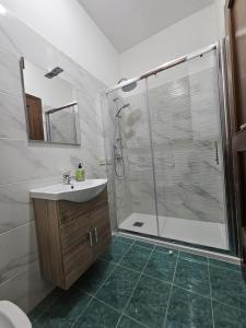 een badkamer met een douche en een wastafel bij Nika Holiday Home in Casteldaccia