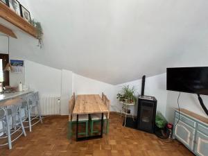 TV a/nebo společenská místnost v ubytování Ático dúplex con vistas