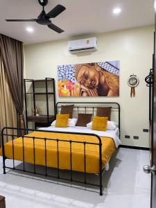 普吉市的住宿－Villa 3 bedrooms，一间卧室配有一张壁画床