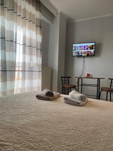 Un dormitorio con una cama con dos toallas encima. en Kate's Studio with view and free parking, en Serres