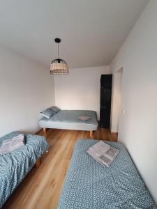 a room with two beds and a couch in it at Erra Guest Apartement in Erra