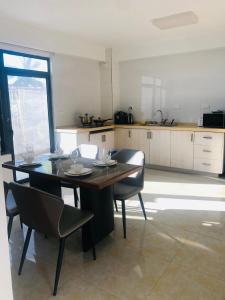 Una cocina o kitchenette en wailoaloa CC 泳池公寓