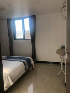Una cama o camas en una habitación de wailoaloa CC 泳池公寓