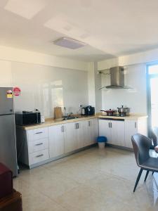 Una cocina o kitchenette en wailoaloa CC 泳池公寓
