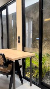 una mesa en una oficina con una ventana grande en Lynn Resort Carita, en Sukarame