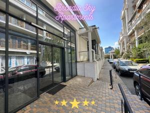 敖德萨Апартаменты в Аркадии - Arcadia Sky Apartments的街道旁人行道上挂着星星的建筑物