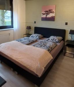 1 Schlafzimmer mit 2 Betten und einem Fenster in der Unterkunft Plattedijk - vakantiehuis 25-41 in Lemmer