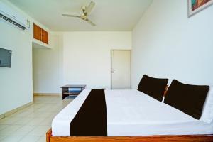 Llit o llits en una habitació de OYO Hotel Skylight Stays