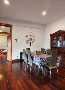 - une salle à manger avec une table et des chaises dans l'établissement Eagle's Nest, à Bhurtuk