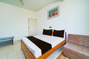 Llit o llits en una habitació de OYO Hotel Skylight Stays