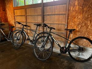 duas bicicletas estacionadas contra uma parede numa garagem em Biwako Makino Hifumikan em Takashima