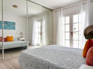 a bedroom with a bed and a mirror at Casa Paula - Hermoso bungalow in San Miguel de Abona +33 photos