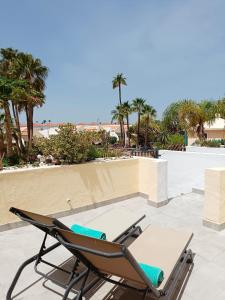 a pair of chairs and a table on a patio at Casa Paula - Hermoso bungalow in San Miguel de Abona