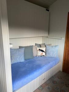 Letto o letti in una camera di Ledmacoy Shepherds Huts