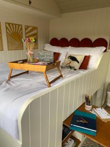 Letto o letti in una camera di Ledmacoy Shepherds Huts